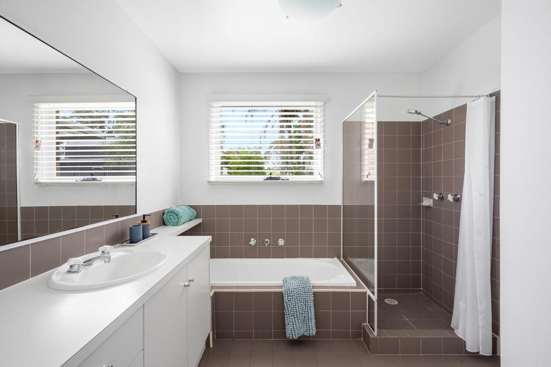 Sunnyside Up - Where Coastal Breezes Meet Country Charm, Minutes From And Seven Mile Holiday home *