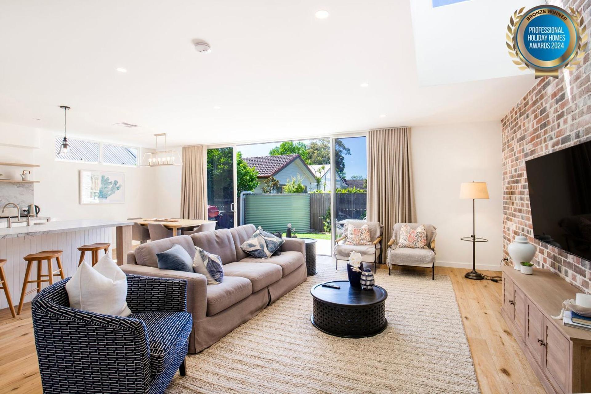Camellia - Pet Friendly - 3 Min Walk To Centre Of Holiday home *